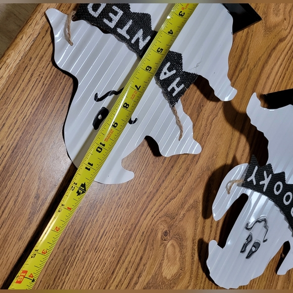 Set of 2 Halloween Ghost Metal Tin Signs, HAUNTED and SPOOKY decor - Picture 4 of 5